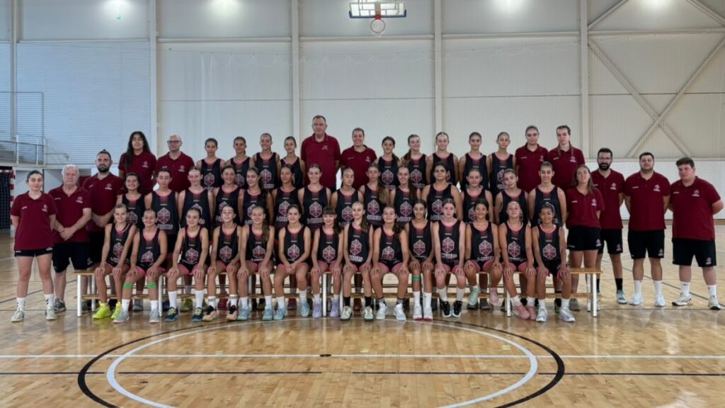 Jugadores de bàsquet entrenant el bot de pilota en un pavelló d'Amposta durant el Campus Winners