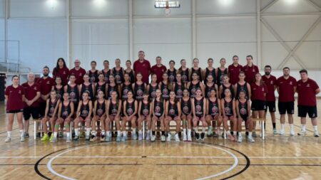Jugadores de bàsquet entrenant el bot de pilota en un pavelló d'Amposta durant el Campus Winners