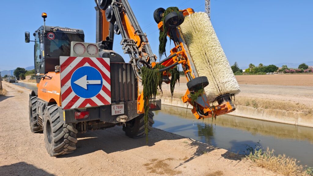 Maquinària especialitzada netejant el llapó acumulat en un canal de reg de la Comunitat de Regants de l'Esquerra de l'Ebre a Deltebre.