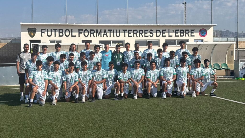 Oriol Romeu amb jugadors del fubol base d'Aràbia Saudita a les instal·lacions esportives del Futbol Formatiu Terres de l'Ebre