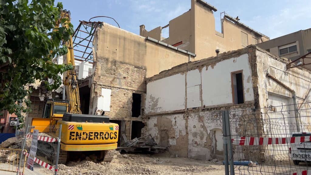 Maquinària pesant realitzant tasques d'enderroc d'una illa de cases antiga a Amposta, comarca del Montsià