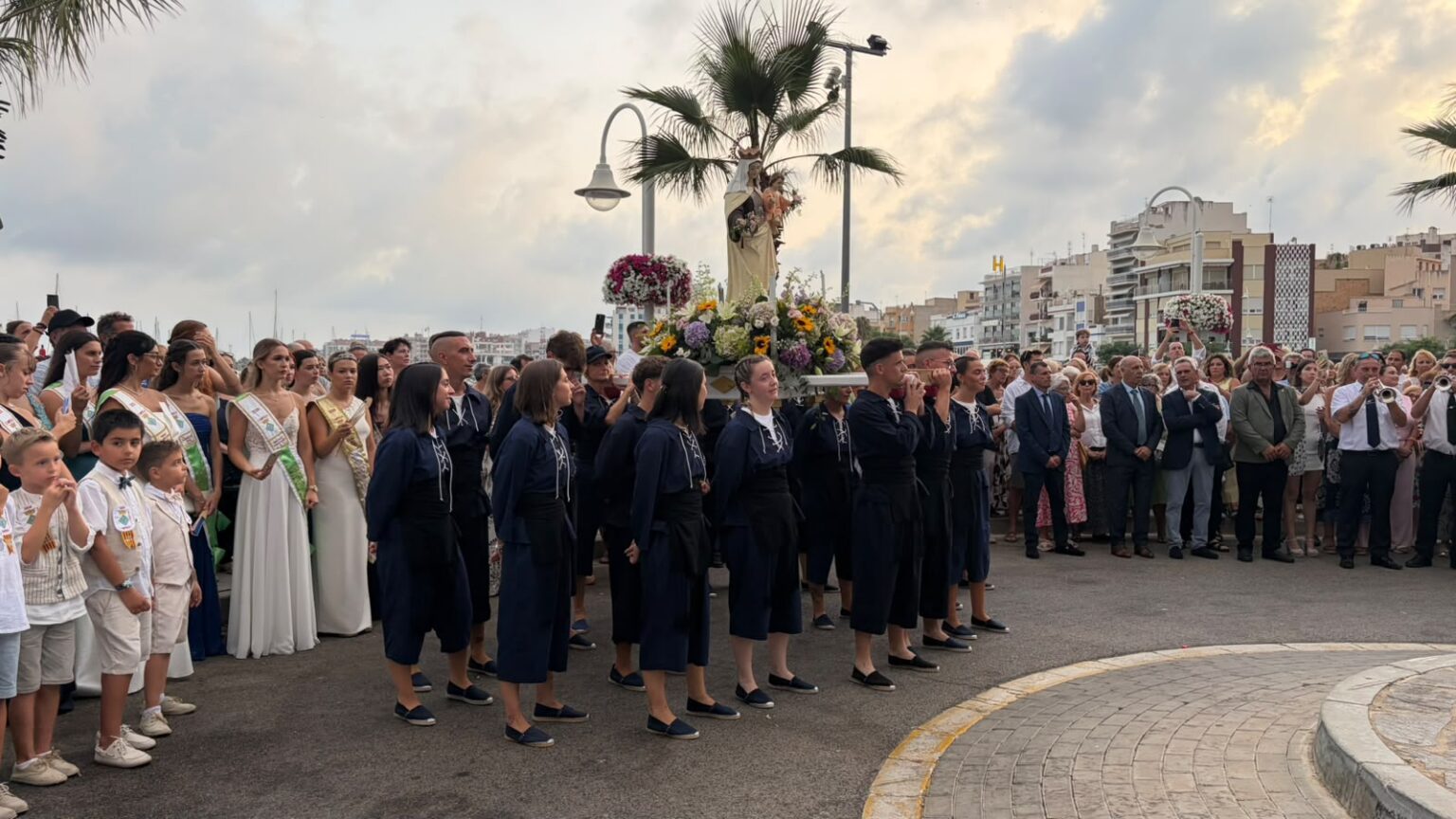 La processó marinera marca el dia gran de les Festes del Carme de l’Ampolla Processo de la Mare de Deu del Carme a l'Ampolla