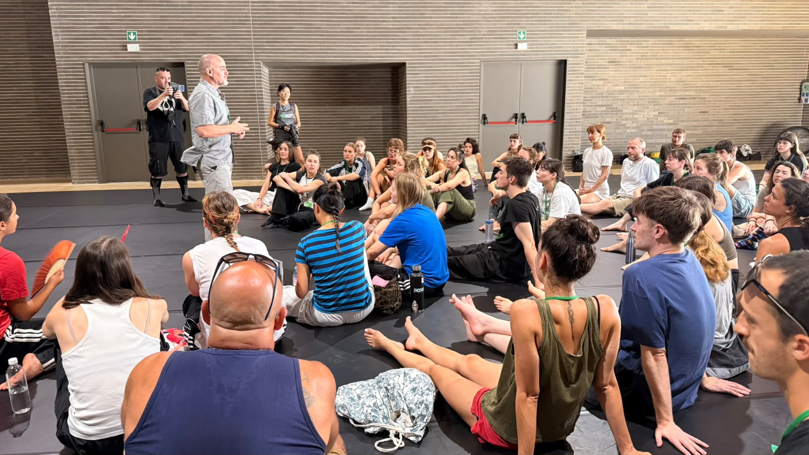 El Festival Vertebra Dansa omple Tortosa de dansa contemporània fins al 26 de juliol Roberto Olivan fent una xerrada als alumnes de dansa contemporània a Tortosa