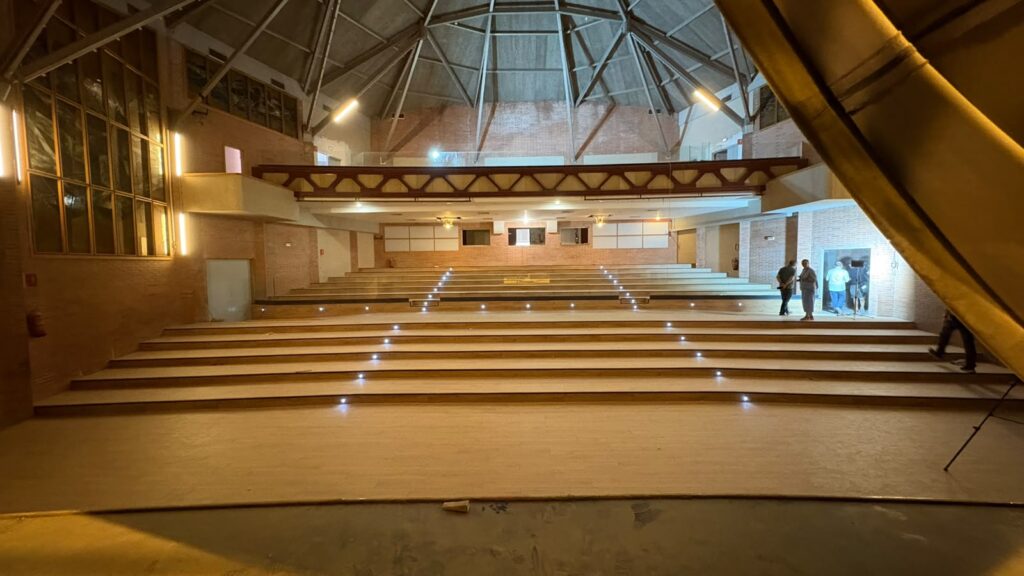Interior de la sala gran en obres de l'Auditori Felip Pedrell de Tortosa amb les noves grades de fusta i sense butaques.