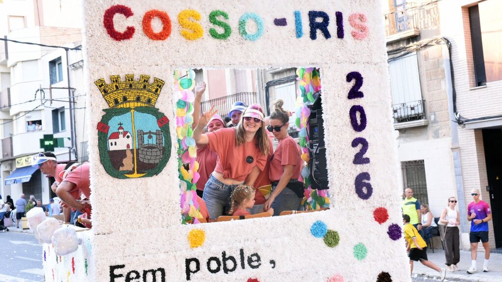 Carrossa del Cosso-Iris de Roquetes guarnida amb flors de paper blanques i elements festius l'any 2026