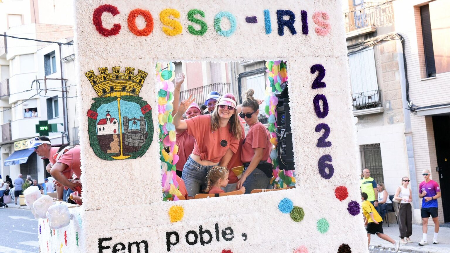Carrossa del Cosso-Iris de Roquetes guarnida amb flors de paper blanques i elements festius l'any 2026