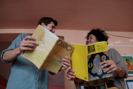 Quim Melchor i Anna Zaera mostren els exemplars impresos en paper de les revistes culturals Solstici i La Rara a les Terres de l'Ebre.