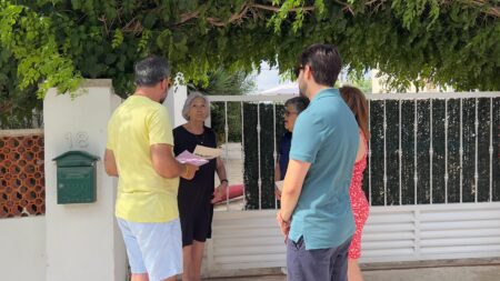 Enlairem Deltebre trucarà a la porta de les 5.000 llars del municipi per escoltar la ciutadania Membres d'Enlairem Deltebre conversant amb una veïna a la porta de la seua casa durant la campanya Porta a Porta a Deltebre