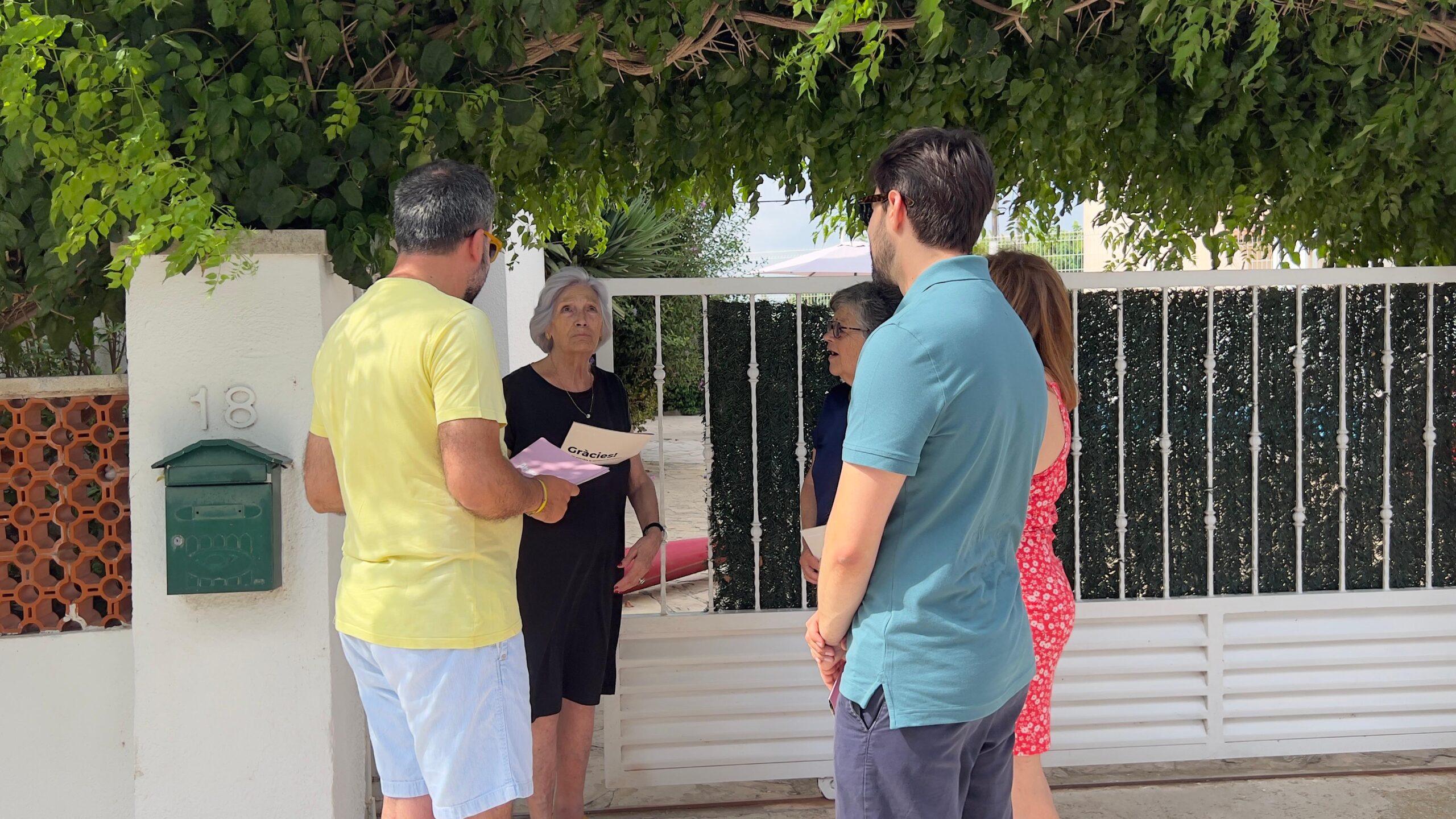 Enlairem Deltebre trucarà a la porta de les 5.000 llars del municipi per escoltar la ciutadania Membres d'Enlairem Deltebre conversant amb una veïna a la porta de la seua casa durant la campanya Porta a Porta a Deltebre
