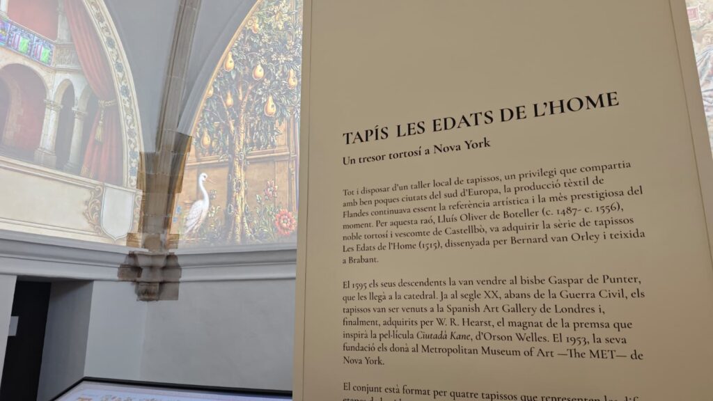 Mural digital interactiu que projecta un tapís històric sobre la paret de l'antiga església de Sant Domènec a Tortosa, Baix Ebre.