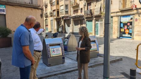 La portaveu de Junts per Tortosa Meritxell Roigé durant una roda de premsa sobre la neteja a Tortosa, Baix Ebre.