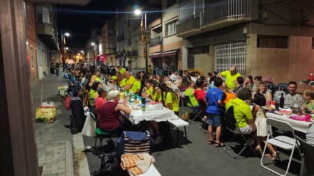 Sopar popular massiu de la nit de la paella al carrer Major de Jesús durant les Festes Majors.