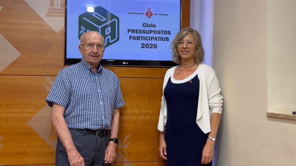 L'alcaldessa de Tortosa, Mar Lleixà, i el regidor de Participació Ciutadana, Francesc Vallespí, presentant els Pressupostos Participatius 2026 a la sala de premsa de l'ajuntament al Baix Ebre.