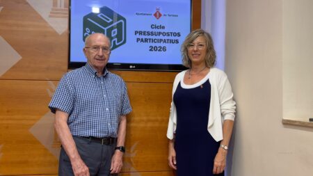 L'alcaldessa de Tortosa, Mar Lleixà, i el regidor de Participació Ciutadana, Francesc Vallespí, presentant els Pressupostos Participatius 2026 a la sala de premsa de l'ajuntament al Baix Ebre.