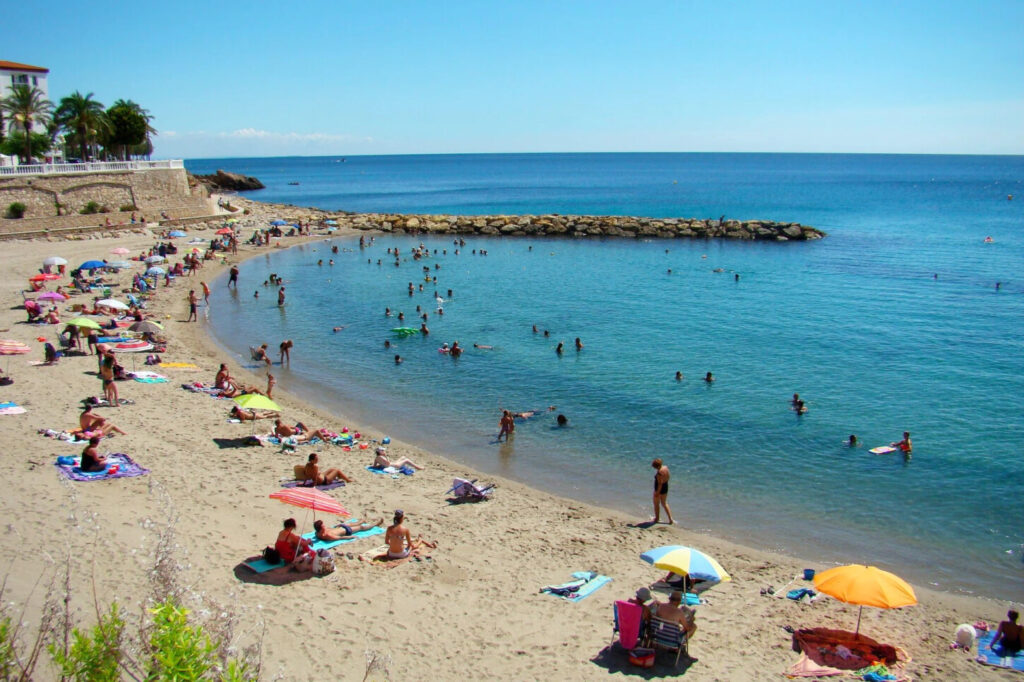 L’Ajuntament de l’Ametlla de Mar defensa la qualitat «excel·lent» de les seues platges Vista de les platges de l'Ametlla de Mar amb aigües cristal·lines i banyistes durant la temporada turística a les Terres de l'Ebre.