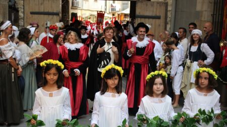 Arranca la XXIX Festa del Renaixement de Tortosa dedicada a les arts Desfilada de xiquetes i adults vestits amb indumentària de l'època del segle XVI pels carrers del nucli antic de Tortosa durant la Festa del Renaixement